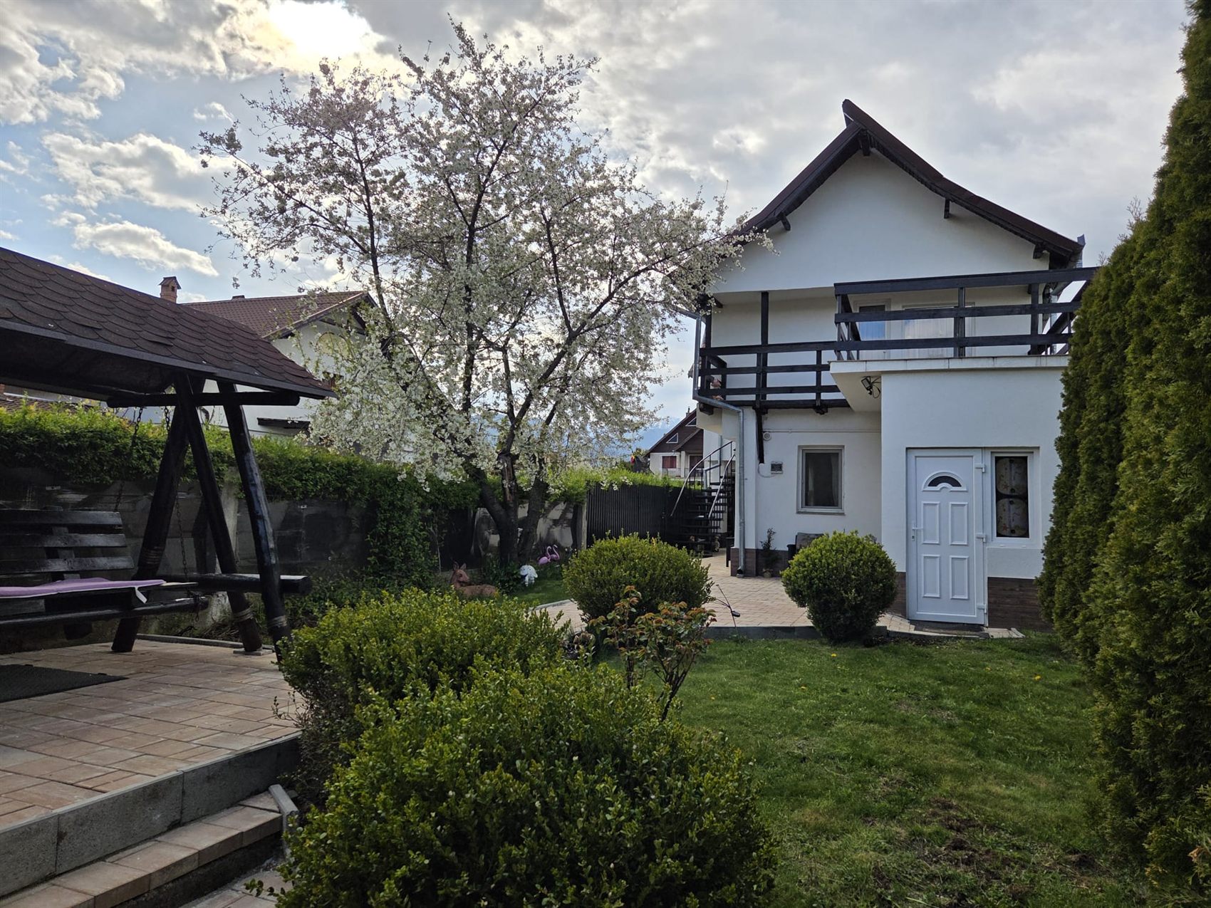 Vila primăvara, printre pomi înfloriți