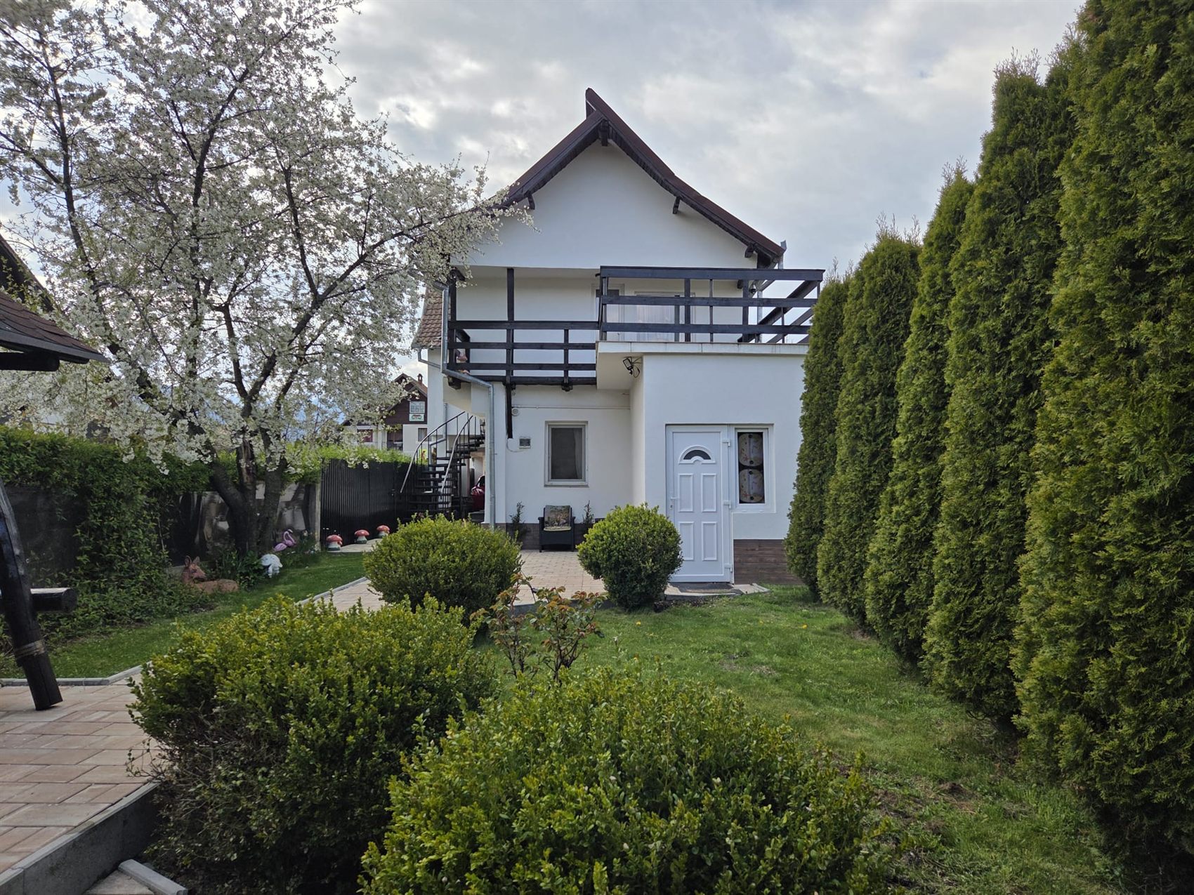 Vila albă printre pomi înfloriți